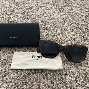 Fendi Cat eye sunglasses FF0327/S